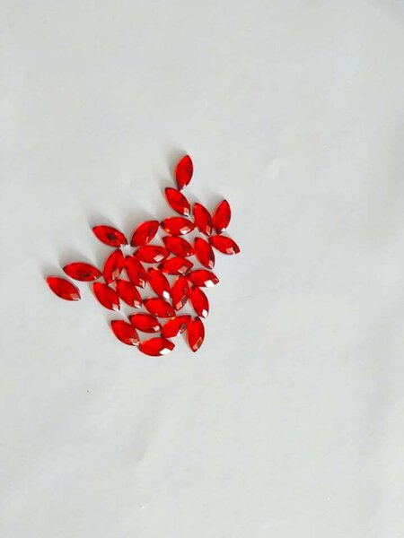 Червени овални камъчета 3mm/6mm. 1бр.